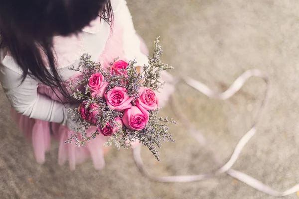 小女孩抱着玫瑰花束 — 图库照片