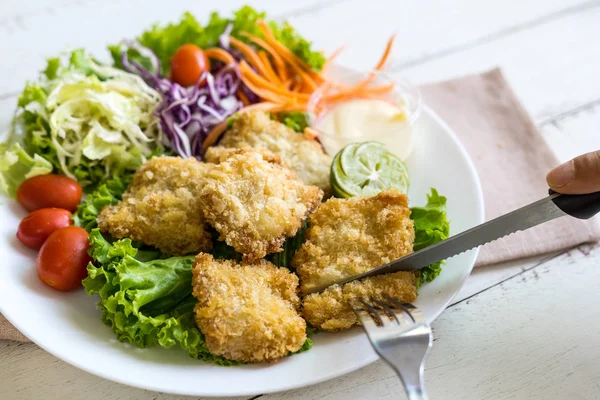 Filete crujiente de pescado frito con verduras —  Fotos de Stock