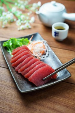 Ton balıklı sashimi, geleneksel Japon tarzı çiğ balık
