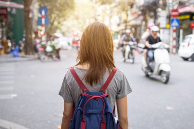Hanoi adlı eski çeyrek sırt ile genç yolcusu