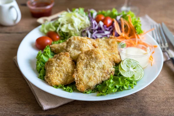 Filete crujiente de pescado frito con verduras —  Fotos de Stock