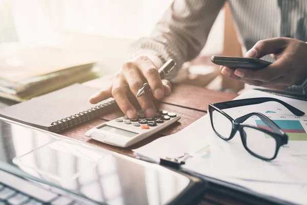 Empresário que trabalha no escritório de mesa — Fotografia de Stock