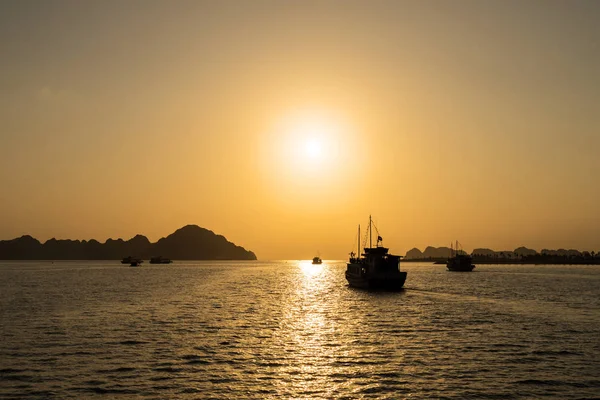 The beautiful sunset in Halong Bay, Vietnam — Stock Photo, Image
