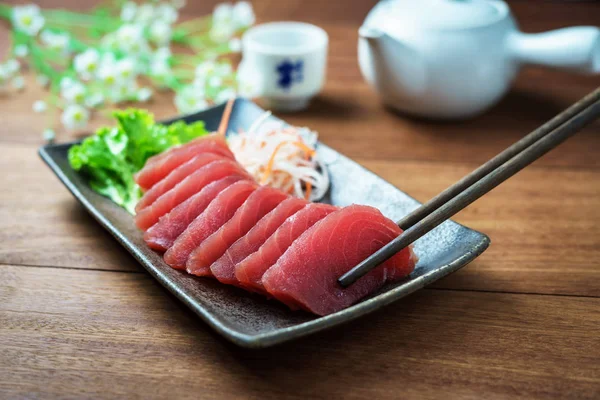Atum sashimi, peixe cru em estilo japonês tradicional — Fotografia de Stock