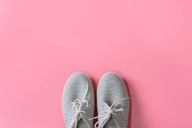 pembe arka plan izole kadın spor ayakkabı
