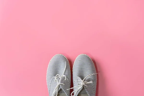 Kobiety Buty na białym tle na różowym tle — Zdjęcie stockowe