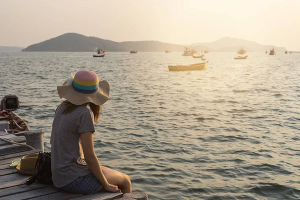 Young women traveller looking at the sea — Stock Photo, Image
