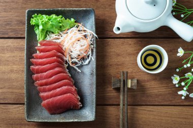 Ton balıklı sashimi, geleneksel Japon tarzı çiğ balık