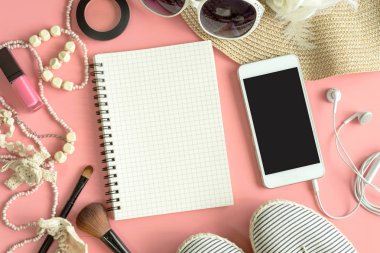 Kadın şeyler, makyaj, cep telefonu ve aksesuarları