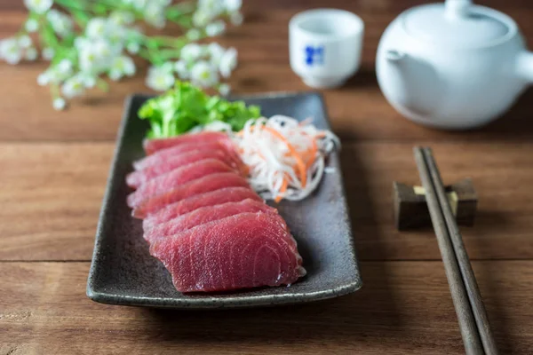 Atum sashimi, peixe cru em estilo japonês tradicional — Fotografia de Stock