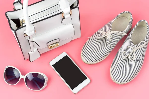 Woman handbag with makeup and accessories isolated on pink backg — Stock Photo, Image