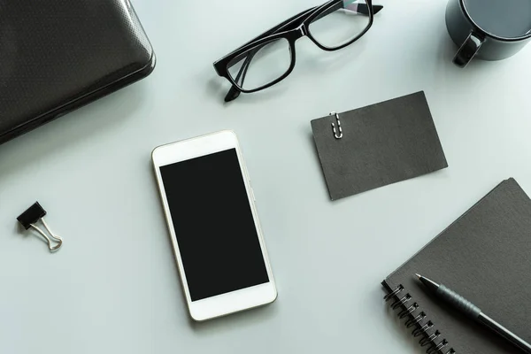 Tom anteckningsbok med mobiltelefon skrivbord office — Stockfoto