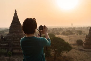 Kadın Gezgin antik pagoda Bagan adlı fotoğraf çekimi