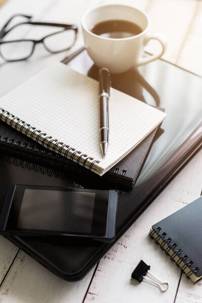 Ноутбук с ноутбуком и чашкой кофе на деревянном столе
