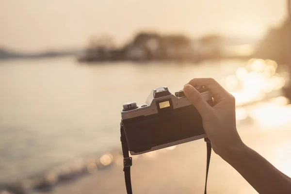 Hand holding camera to take photo of the beautiful sunset — Stock Photo, Image