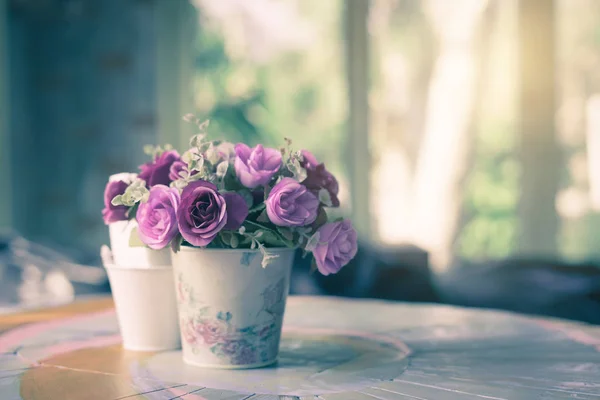 Bonito vaso de flores na decoração da mesa no café — Fotografia de Stock