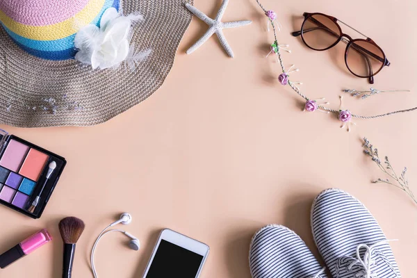 Cosas de mujer, maquillaje, celular y accesorios — Foto de Stock