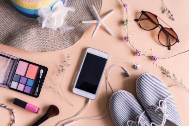 Kadın şeyler, makyaj, cep telefonu ve aksesuarları