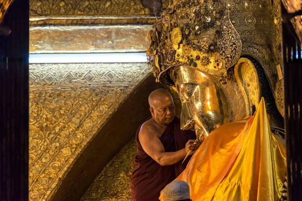 Il rituale del lavaggio del viso a Mahamuni Buddha — Foto Stock
