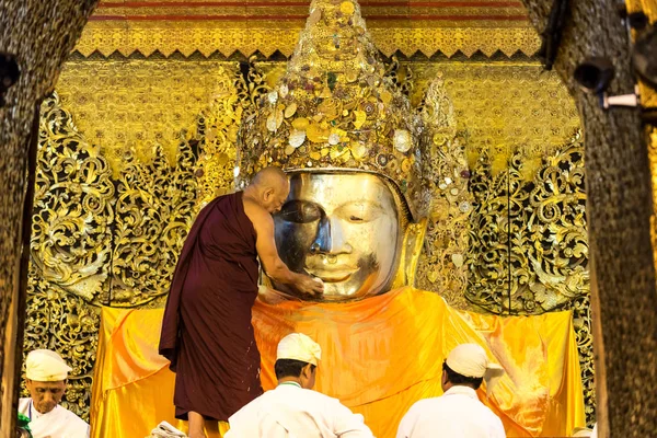 Il rituale del lavaggio del viso a Mahamuni Buddha — Foto Stock