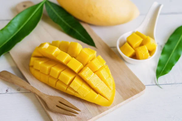 Ripe mango fruit and mango cubes — Stock Photo, Image