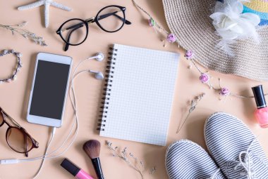 Kadın şeyler, makyaj, cep telefonu ve aksesuarları