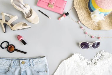 Kozmetik ve aksesuarları ile moda yaz kadın giysileri ayarla