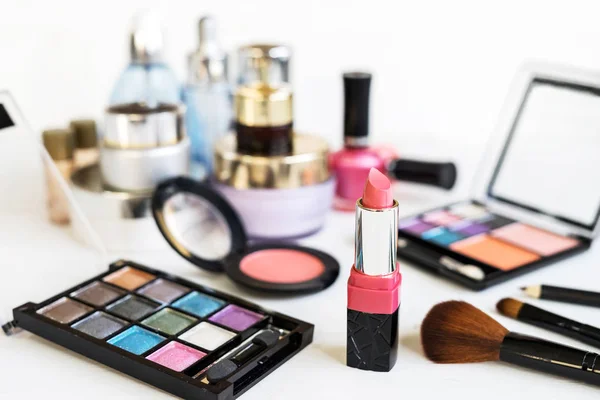 Set von Make-up-Kosmetika und wichtigen Beauty-Artikeln — Stockfoto