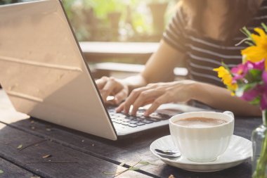 Anahtar kurulu Laptop fincan kahve ile yazarak el