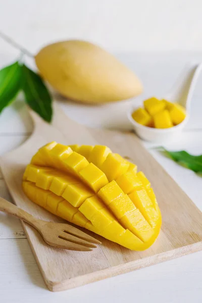 Ripe mango fruit and mango cubes — Stock Photo, Image