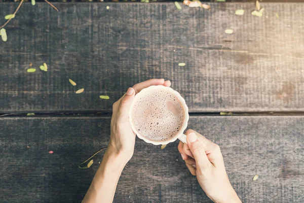 Női kéz kezében egy csésze kávét — Stock Fotó