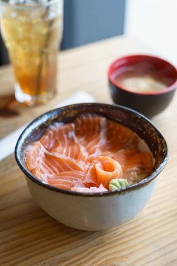 Ahşap masa üzerinde miso çorbası ile Somon Donburi hizmet