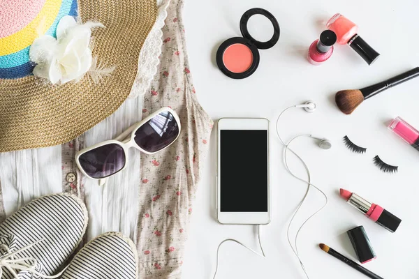 Cosas de mujer, maquillaje, celular y accesorios — Foto de Stock