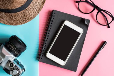 Düz kamera, akıllı telefon, Not Defteri ile yatıyordu moda stil ve ha
