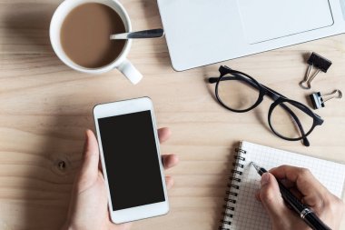defter ile akıllı telefon ve kahve