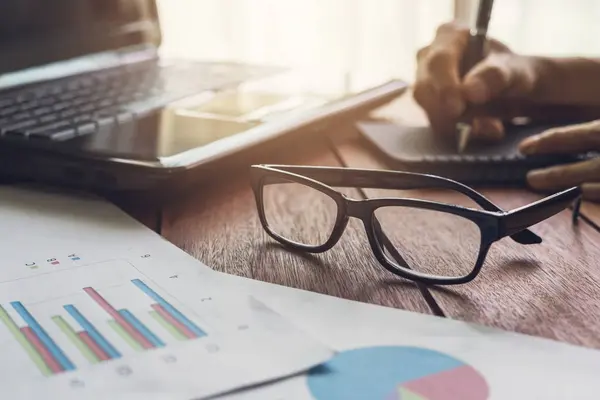 Geschäftsmann Hand arbeitet mit Laptop-Computer und Graph Informat — Stockfoto