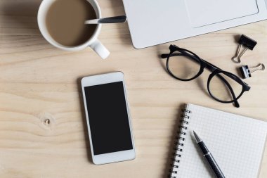 defter ile akıllı telefon ve kahve