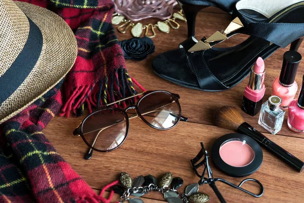 Tocador de mujer con set de cosméticos y accesorios de moda — Foto de Stock