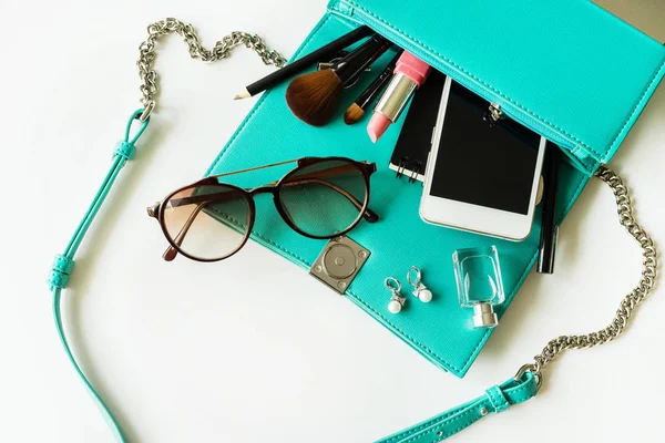 Bolso de mujer con maquillaje, teléfono celular y accesorios — Foto de Stock