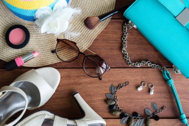 Kadın giyim, makyaj ve Aksesuar ahşap arka plan üzerinde