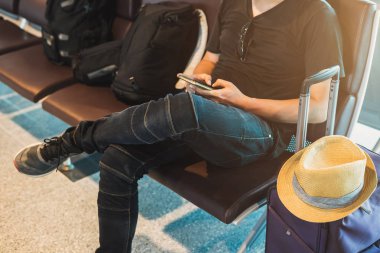 Havaalanında beklerken Smartphone kullanarak genç yolcusu
