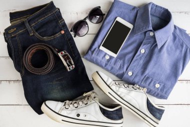 Beyaz ahşap zemin üzerinde erkek casual kıyafetler