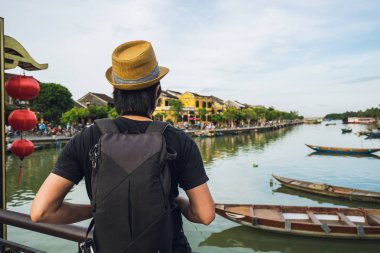 Hoi bir antik kenti, sırt çantası ile genç Asya seyahat