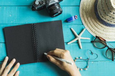 Traveler's Aksesuar ve not defteri öğeleriyle havai görünümü
