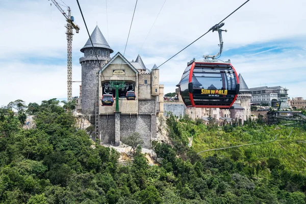 En uzun sigara ile Ba Na Hills dağ tatil beldesinin havadan görünümü-