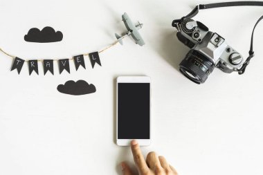 Retro fotoğraf makinesi beyaz arka plan üzerinde cep telefonu ile