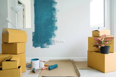 Karton kutular ve boyama ekipman yığını