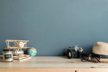 Ahşap masa üzerinde seyahat aksesuarları ve öğeleri