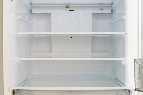 Offener Kühlschrank mit Regalen im Inneren leer — Stockfoto