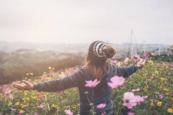 花畑で歩く若い女性旅行者 — ストック写真